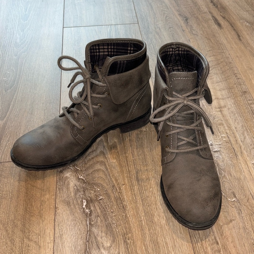 Cliffs by White Mountain Boots Size 7.5